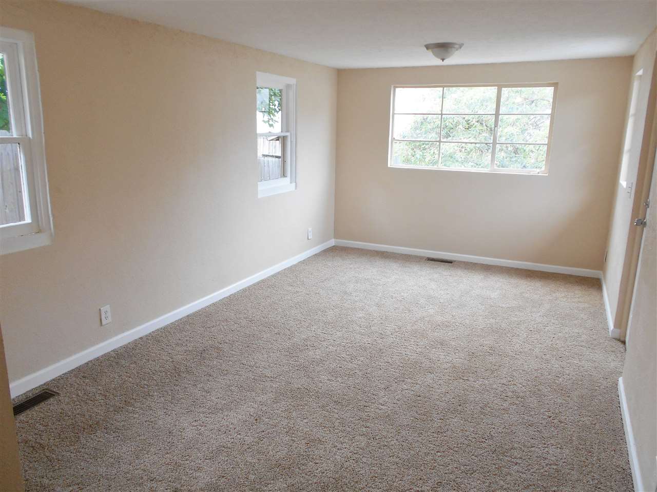 304 East Hawthorne Road Spokane, WA 99218 - Photo 9 of 20