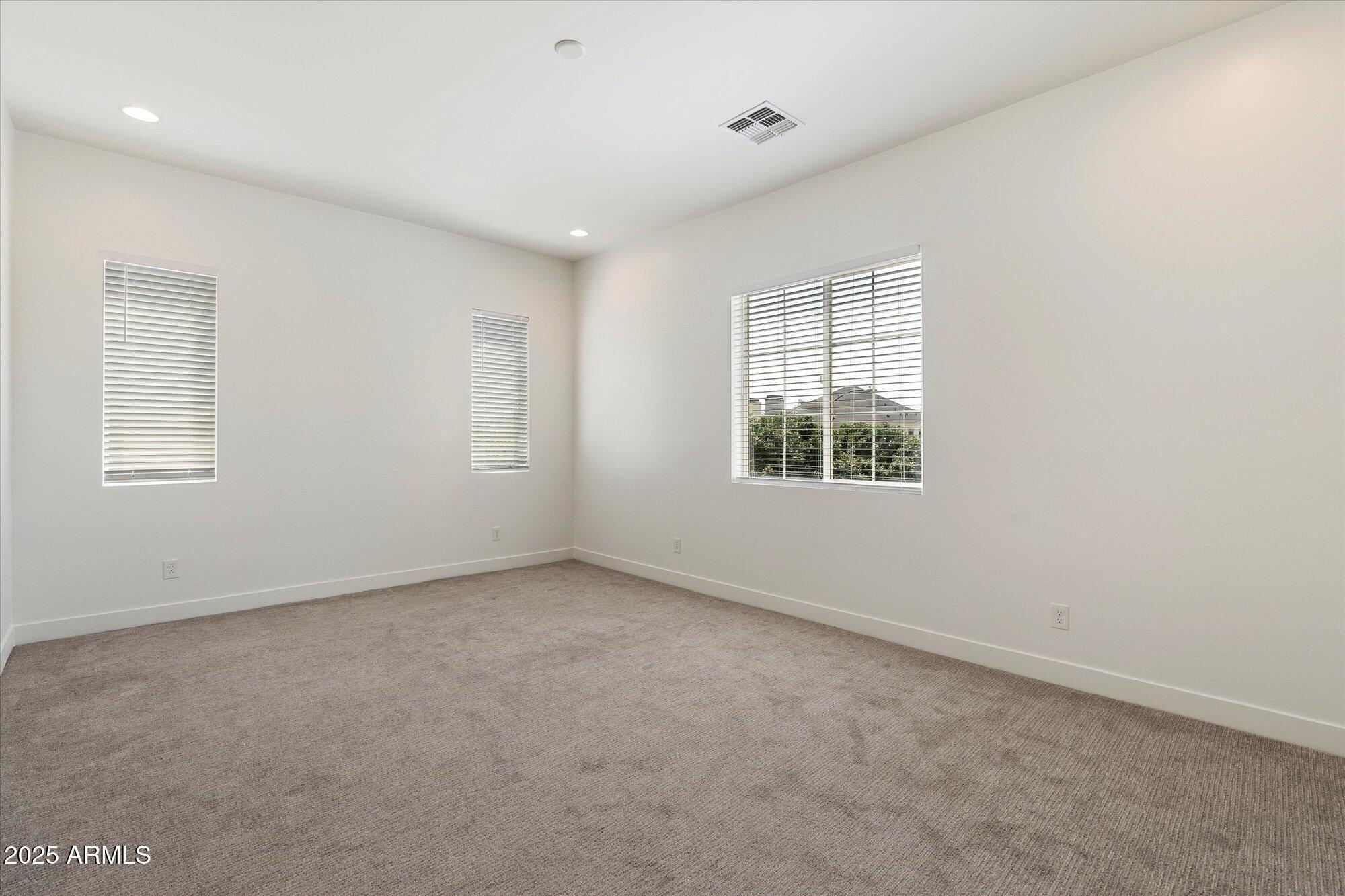 640 West Echo Lane Phoenix, AZ 85021 - Photo 30 of 55 an empty room with a window