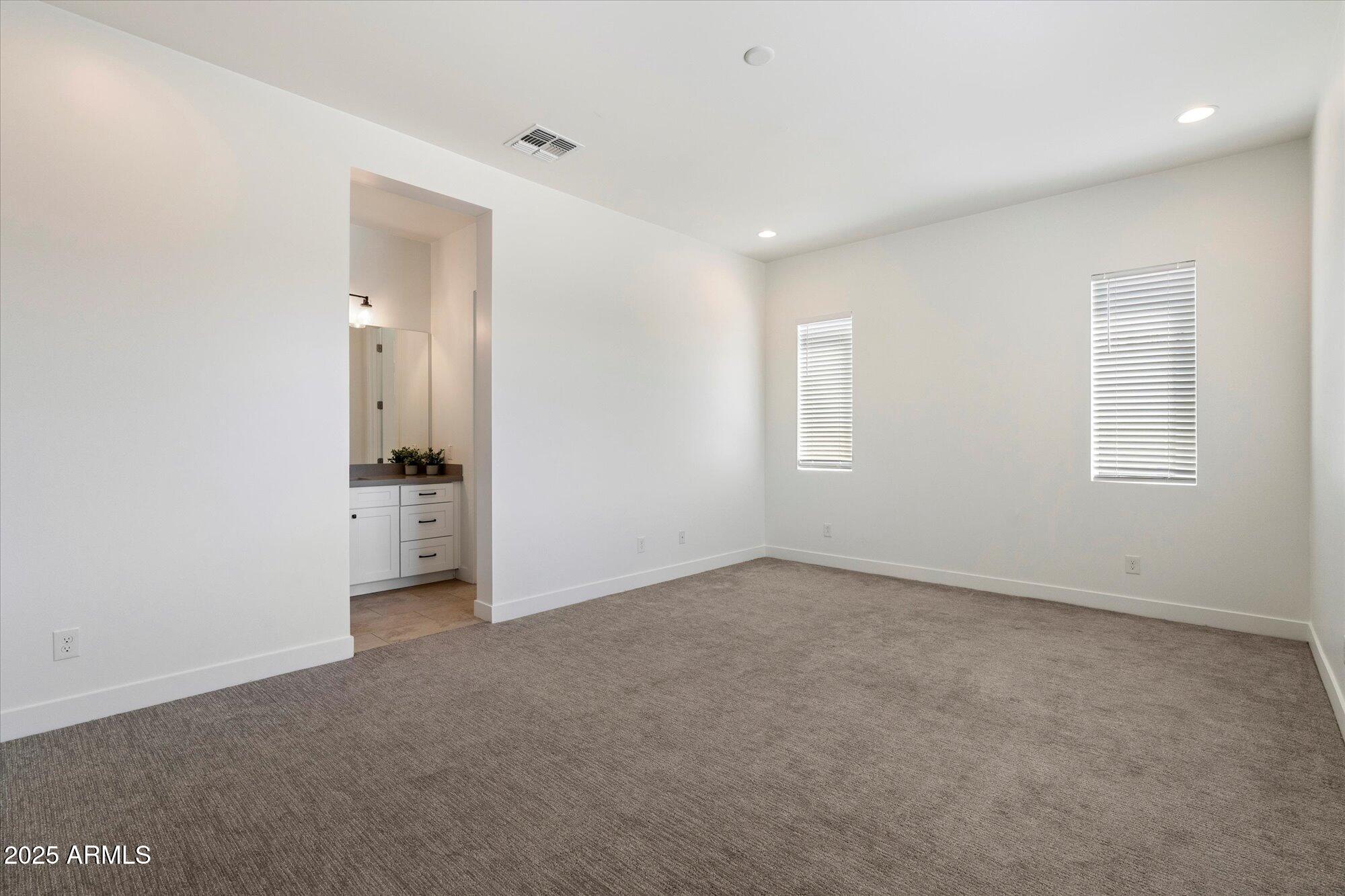 640 West Echo Lane Phoenix, AZ 85021 - Photo 31 of 55 an empty room with windows and closet