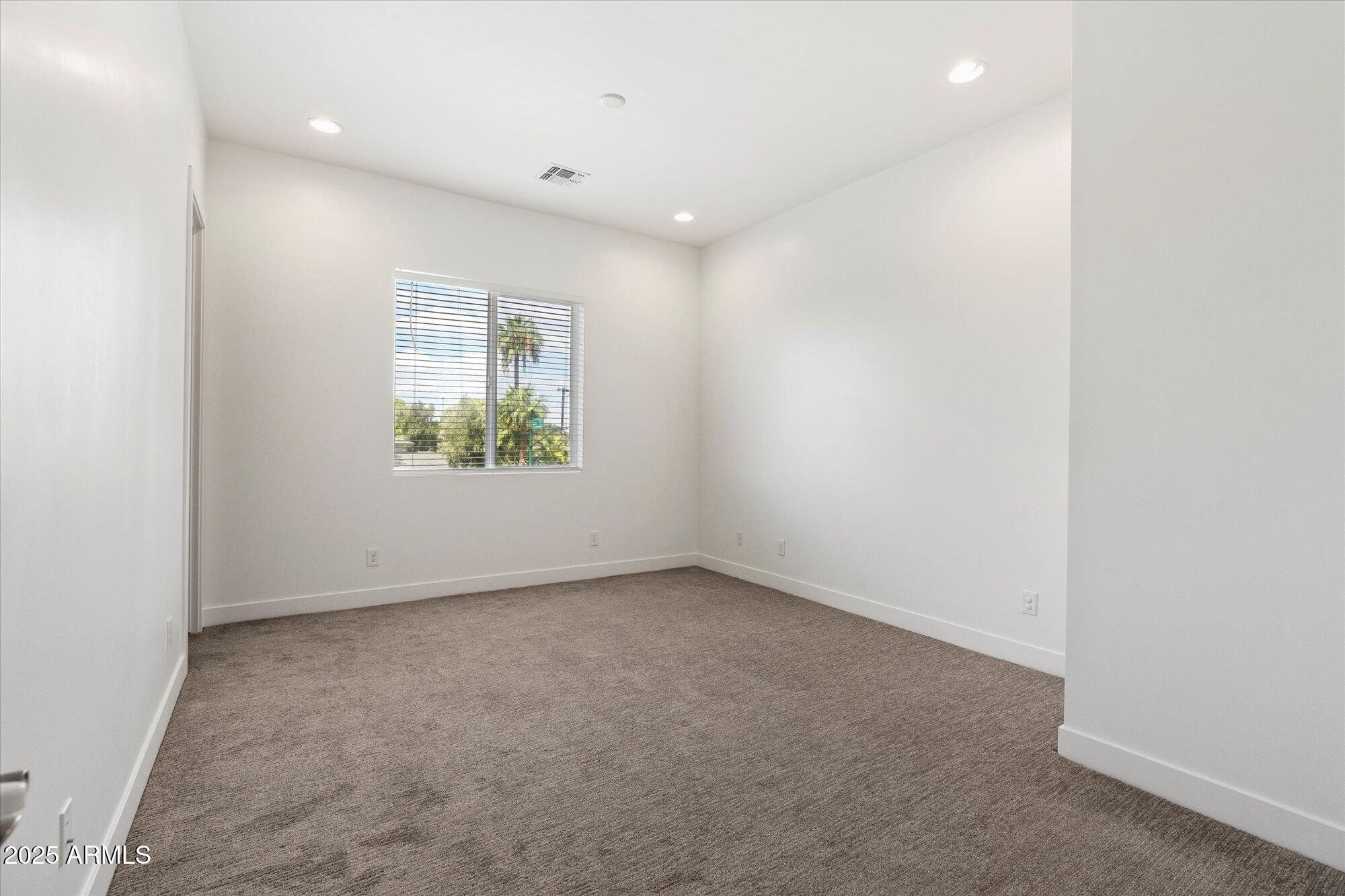 640 West Echo Lane Phoenix, AZ 85021 - Photo 34 of 55 an empty room with windows