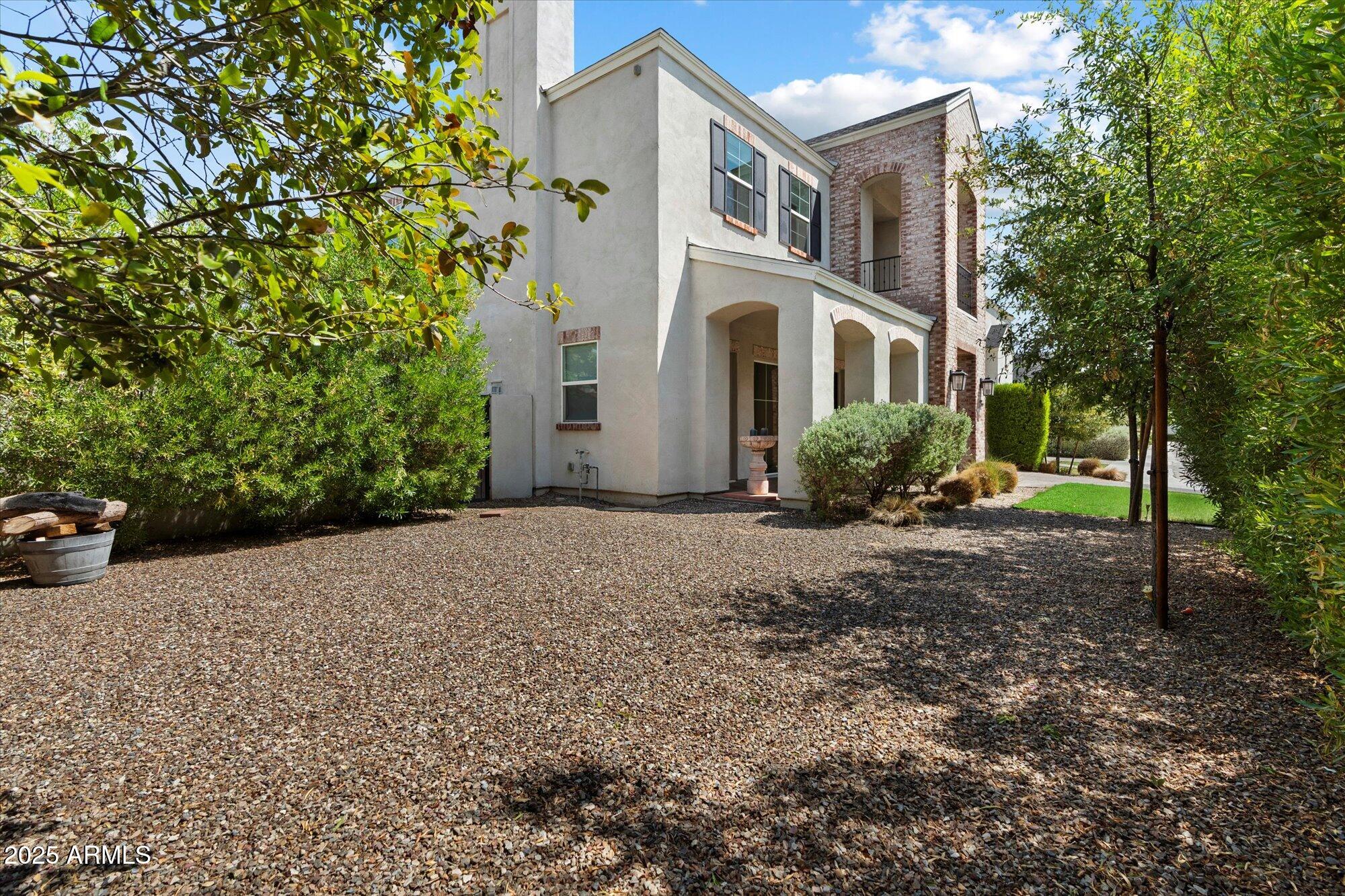 640 West Echo Lane Phoenix, AZ 85021 - Photo 51 of 55 a front view of a house with garden