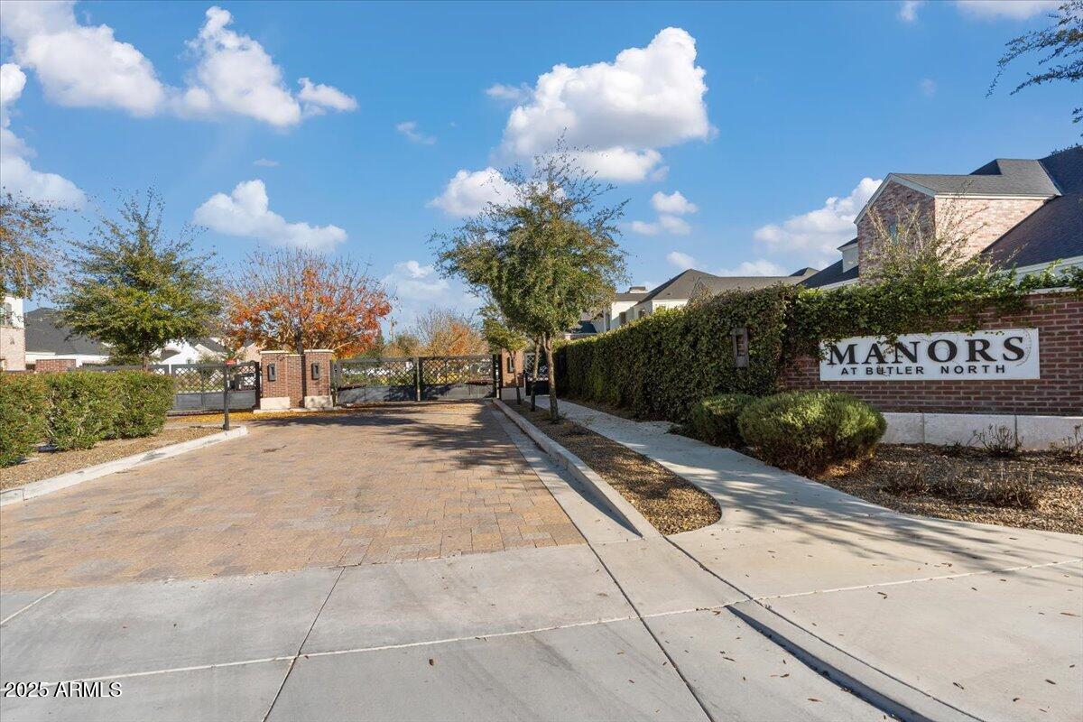 640 West Echo Lane Phoenix, AZ 85021 - Photo 52 of 55 a view of a street with a building in the background
