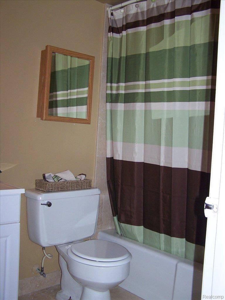 407 West Highland Road, Unit 5A Howell, MI 48843 - Photo 9 of 11 LAVATORY II
