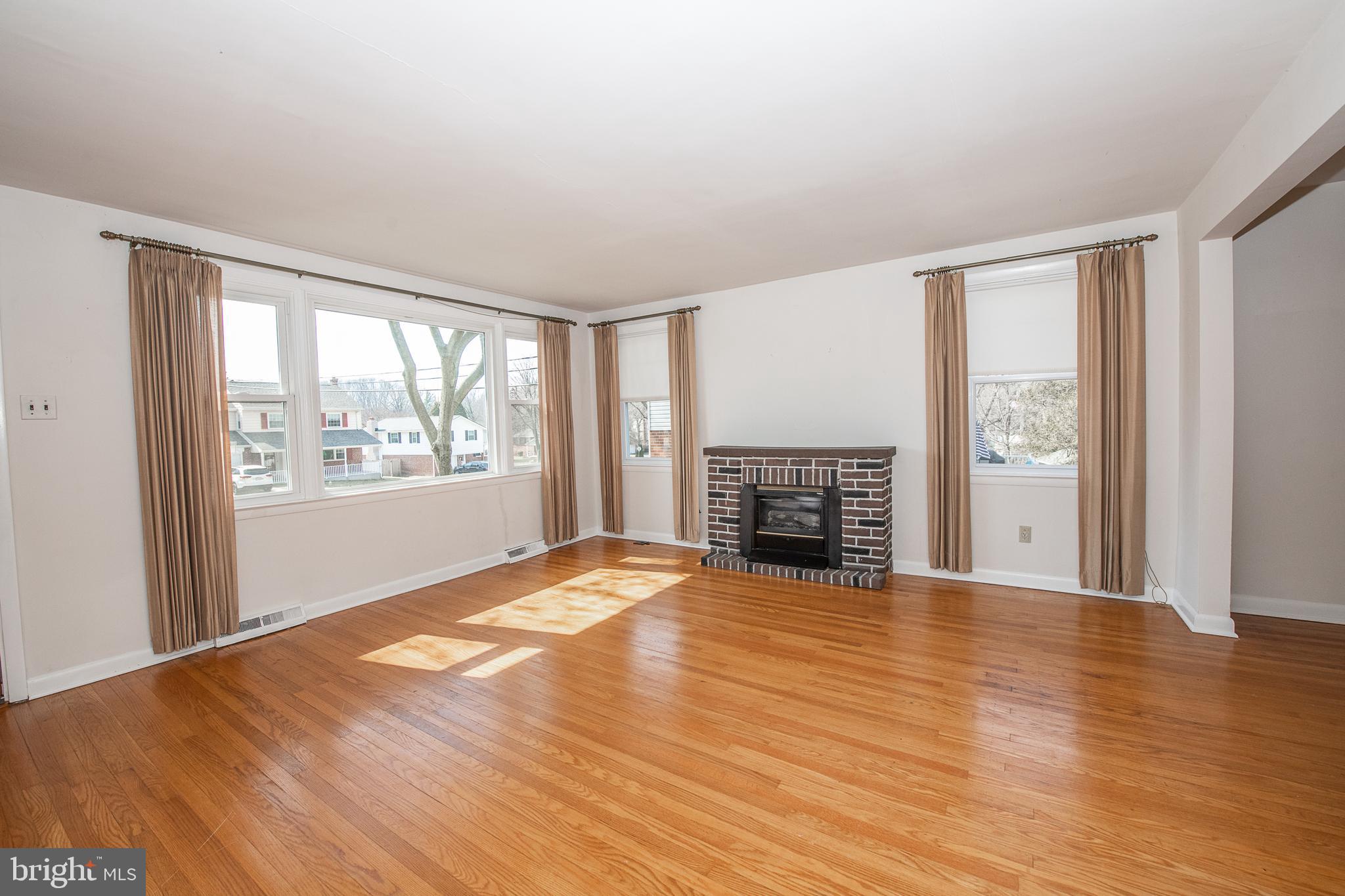 644 Evans Road Springfield, PA 19064 - Photo 6 of 50 Living Room