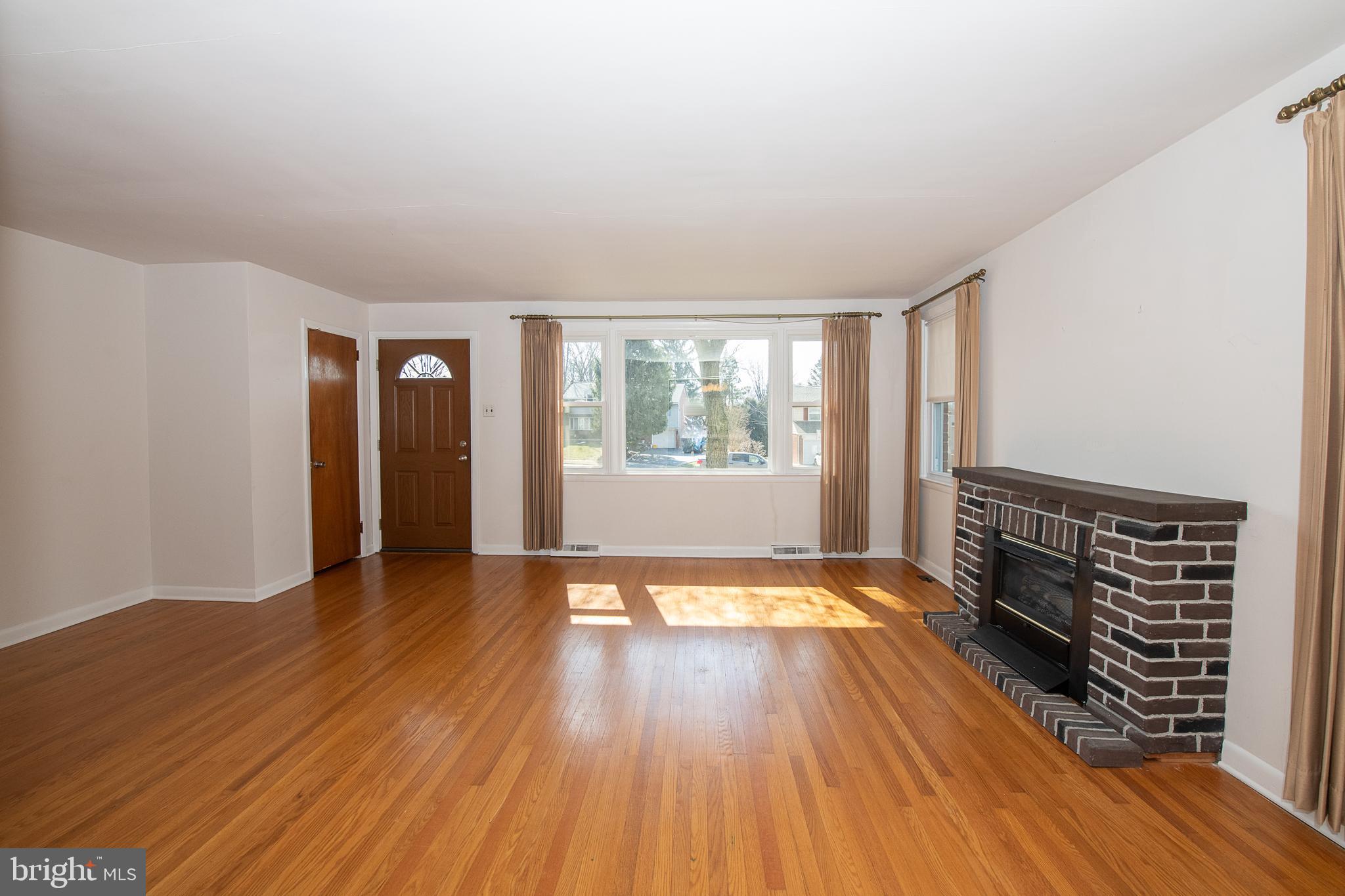 644 Evans Road Springfield, PA 19064 - Photo 10 of 50 Living Room