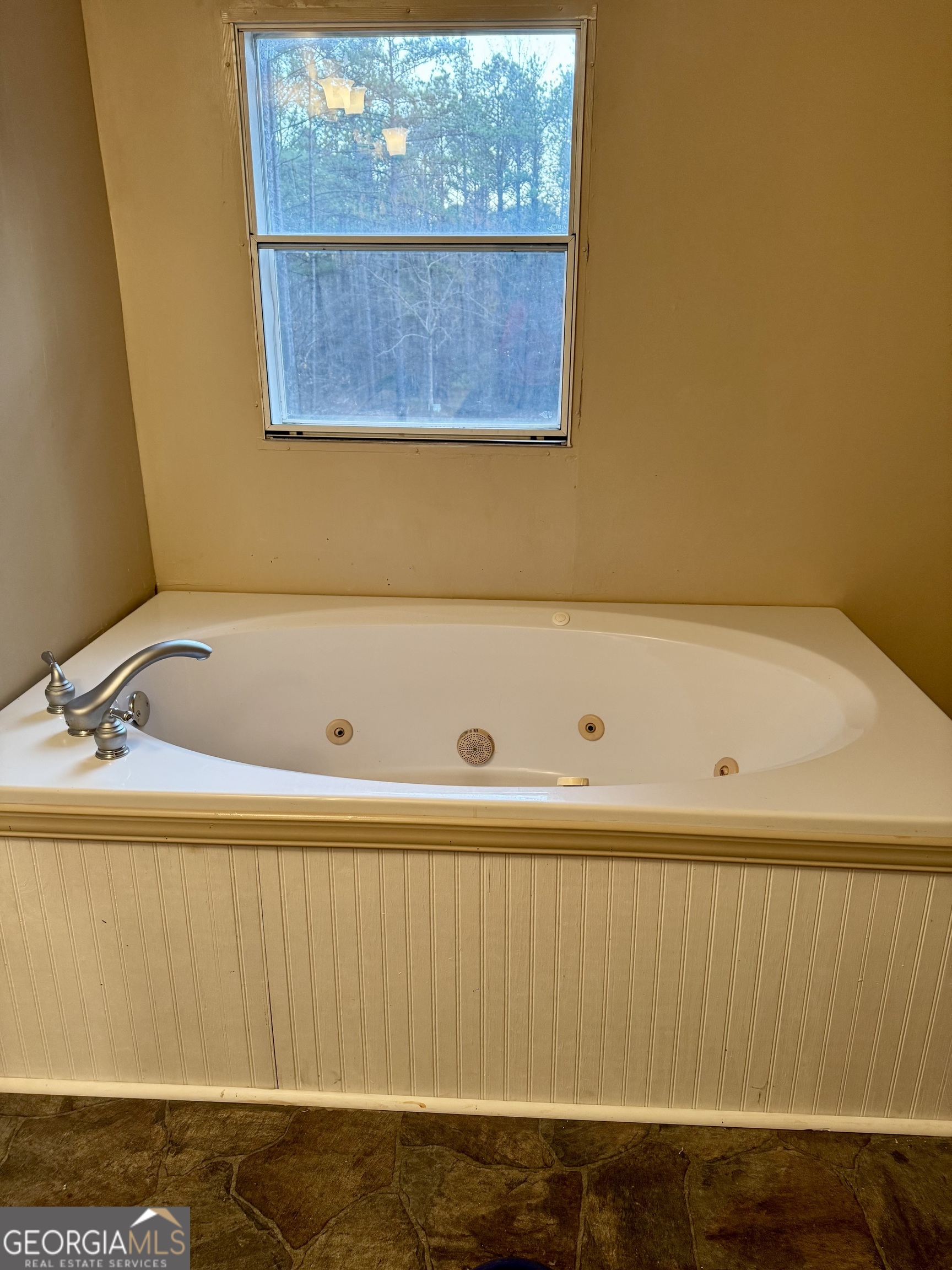 197 Cherokee Trail Forsyth, GA 31029 - Photo 2 of 9 a bathroom with a tub