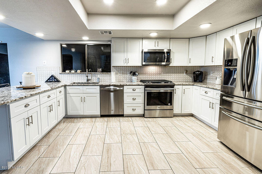 12555 North Copper Queen Way Tucson, AZ 85755 - Photo 10 of 42