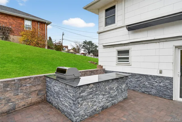 a view of a house with backyard and garden