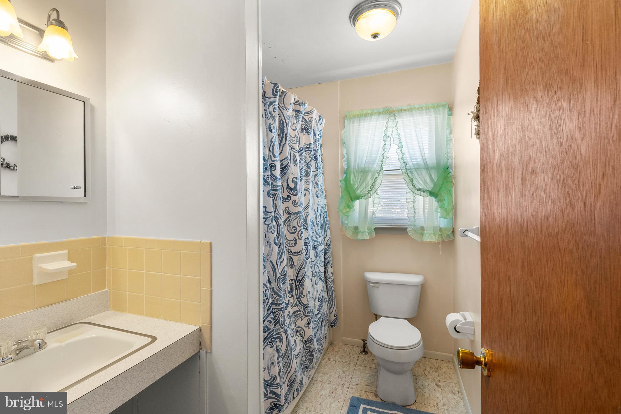 402 Blackstone Road Newark, DE 19713 - Photo 17 of 29 a bathroom with a sink toilet and window