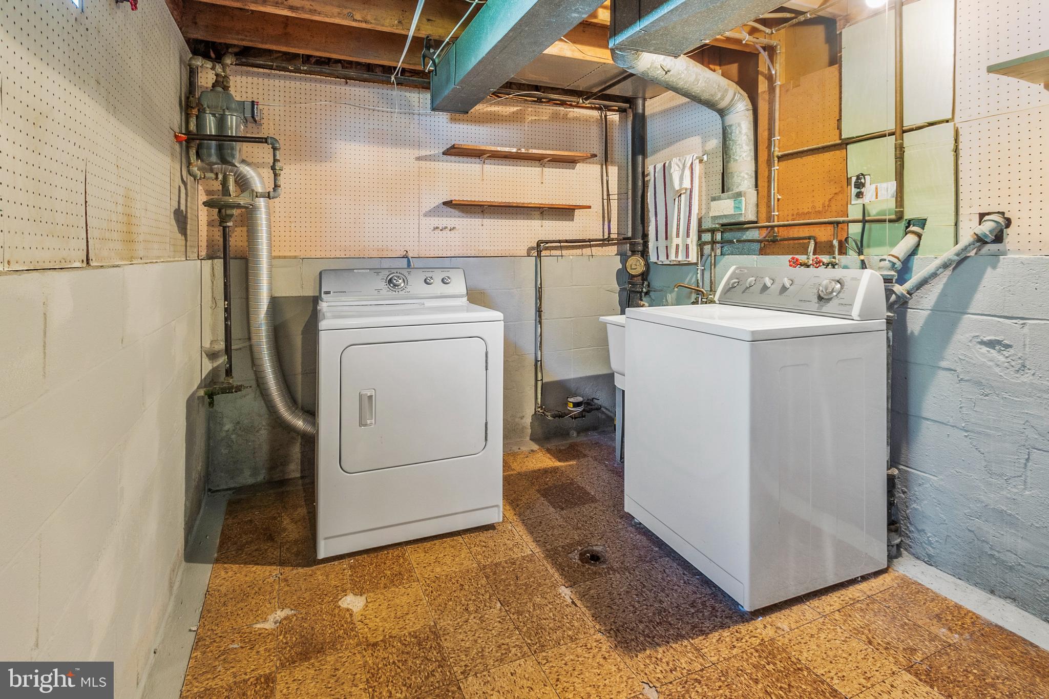 402 Blackstone Road Newark, DE 19713 - Photo 20 of 29 a utility room with dryer and washer