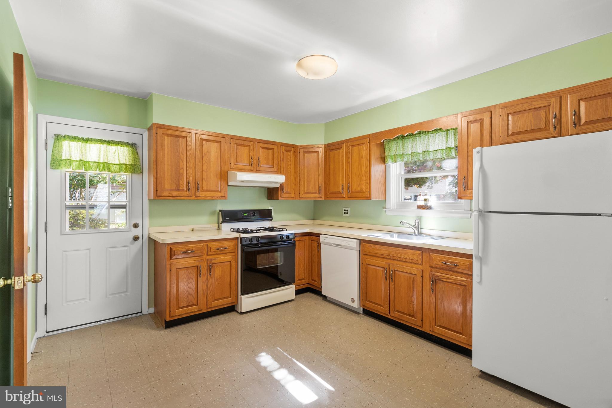402 Blackstone Road Newark, DE 19713 - Photo 7 of 29 a kitchen with granite countertop a refrigerator stove top oven and sink