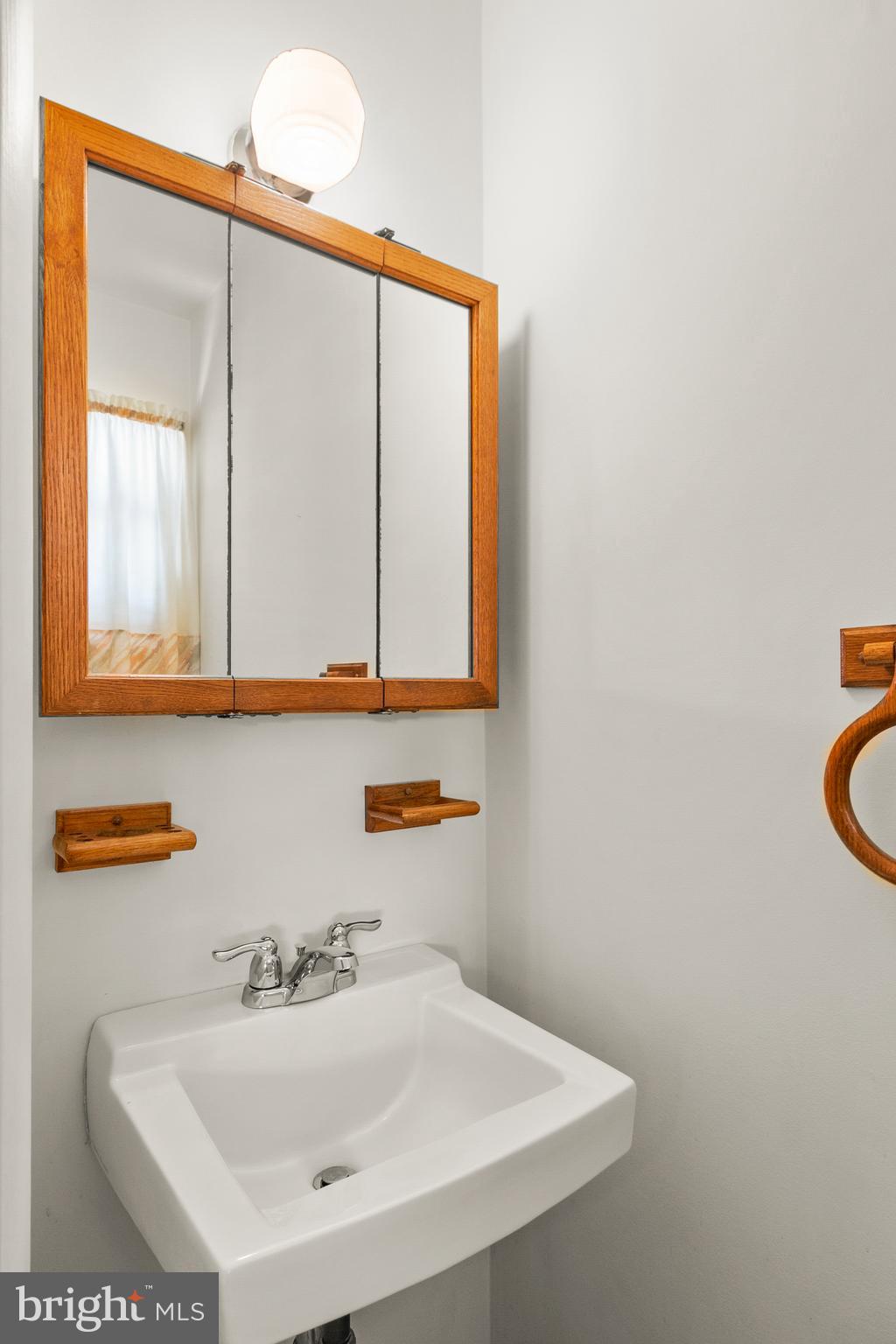 402 Blackstone Road Newark, DE 19713 - Photo 9 of 29 a bathroom with a sink and a mirror
