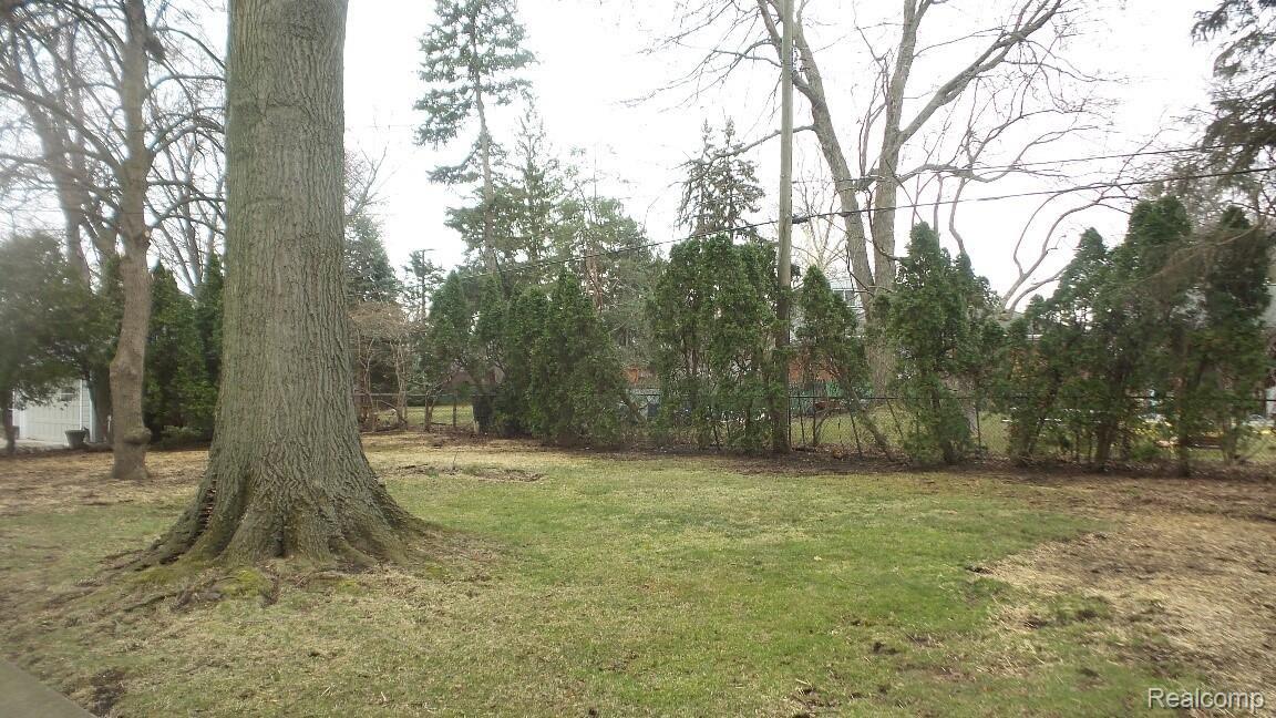 417 Lexington Road Grosse Pointe, MI 48236 - Photo 7 of 22 20190405_124504_resized.jpg