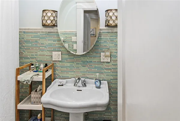 $4,000 | 28 West Narragansett Avenue, Newport, RI 02840