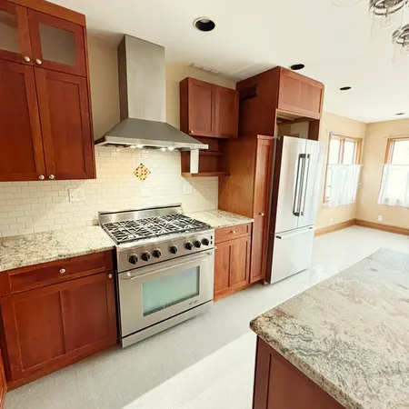 $3,500 | 2133 West Grace Street, Unit 2, Chicago, IL 60618