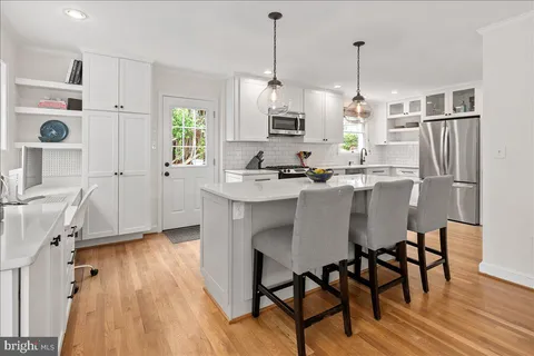 $950,000 | 10208 Summit Avenue, Kensington, MD 20895