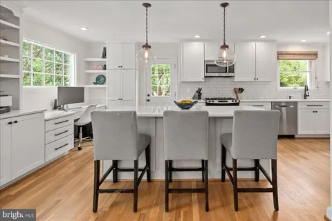 $950,000 | 10208 Summit Avenue, Kensington, MD 20895