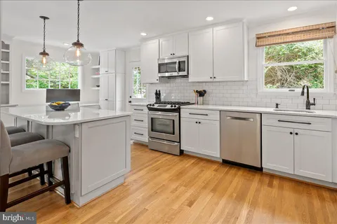 $950,000 | 10208 Summit Avenue, Kensington, MD 20895