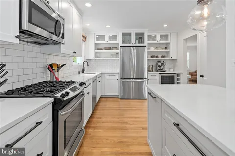 $950,000 | 10208 Summit Avenue, Kensington, MD 20895