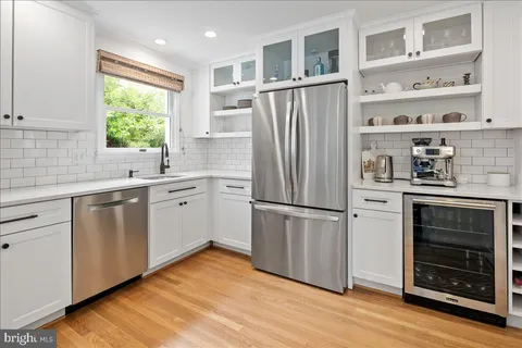 $950,000 | 10208 Summit Avenue, Kensington, MD 20895