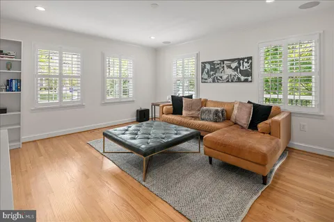 $950,000 | 10208 Summit Avenue, Kensington, MD 20895