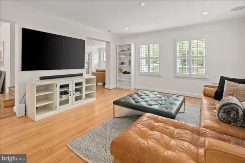 $950,000 | 10208 Summit Avenue, Kensington, MD 20895