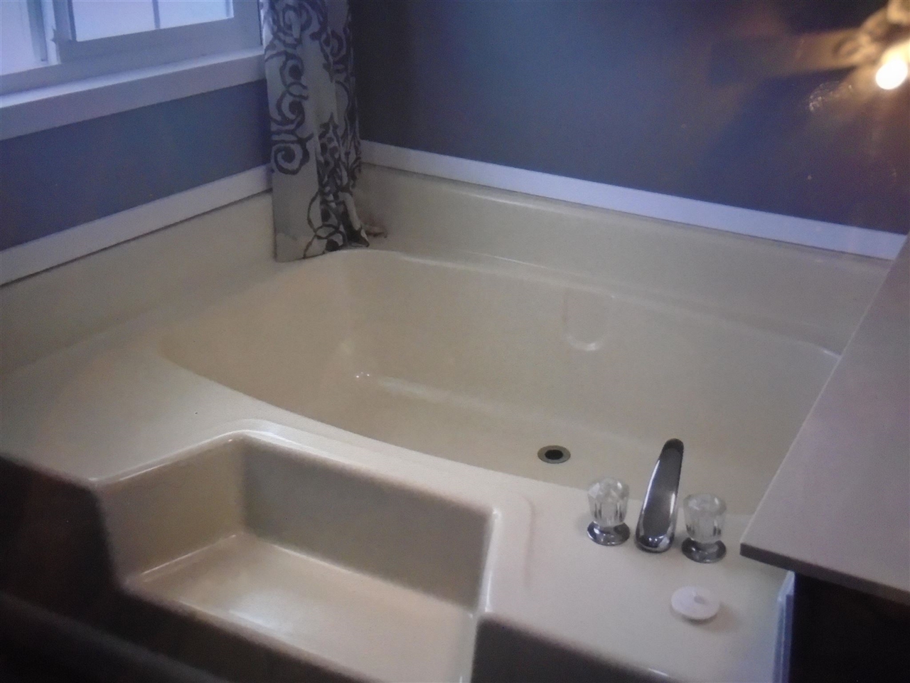 1200 South Carpenter Road, Unit 121 Modesto, CA 95351 - Photo 22 of 35 a bathroom with a bathtub