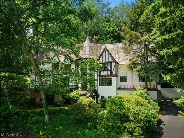 $1,195,000 | 2421 Brentwood Road Northwest, Canton, OH 44708