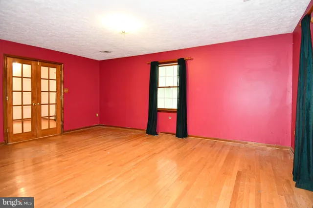 a view of empty room with window