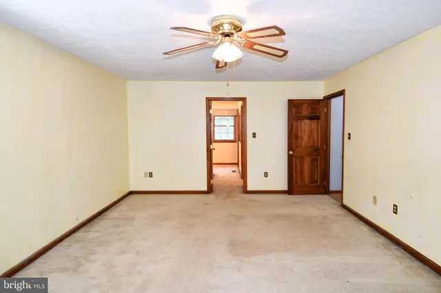 a view of empty room with a ceiling fan