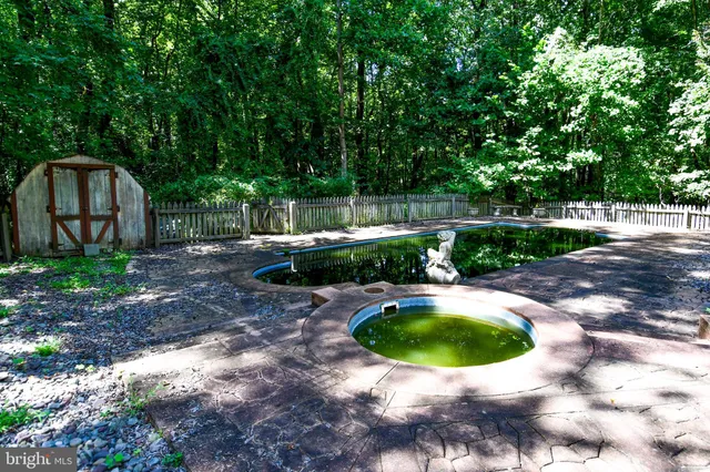 a view of house with a yard