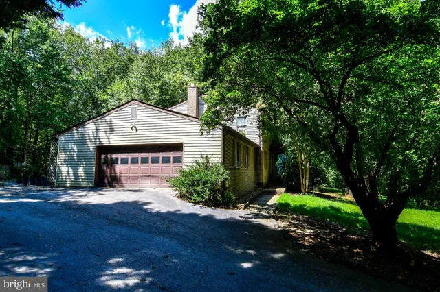 a view of yard with green space