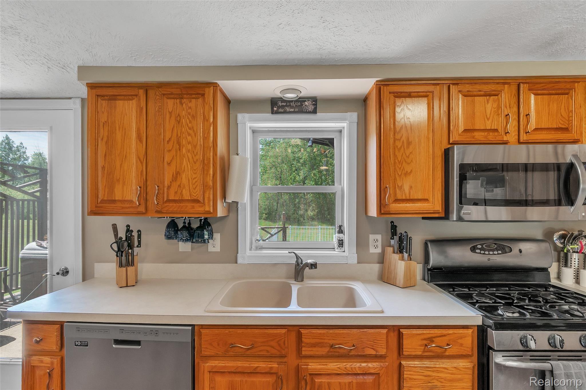 10090 Fenton Road Fenton, MI 48430 - Photo 10 of 29 18_10090_N_Fenton_RdWindowStillRealEstatePhotography18.jpg
