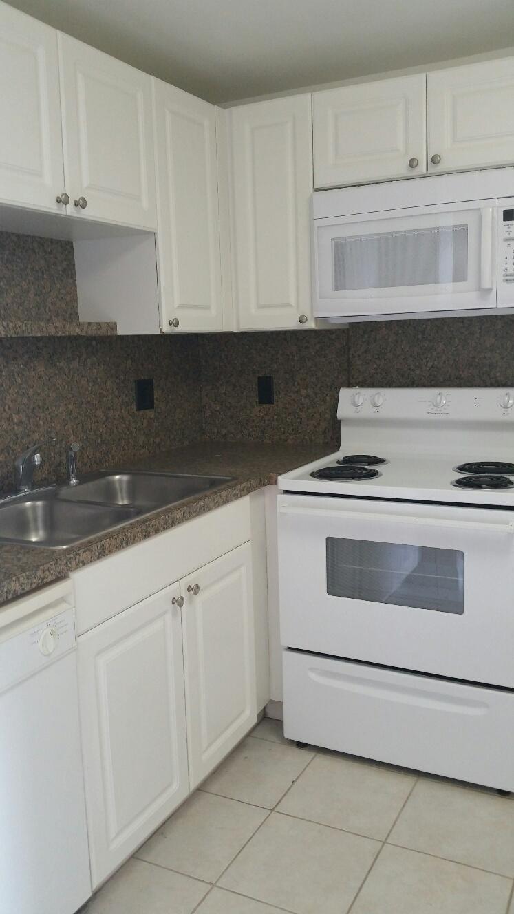 1501 Crescent Circle, Unit C20 Lake Park, FL 33403 - Photo 4 of 9 Kitchen