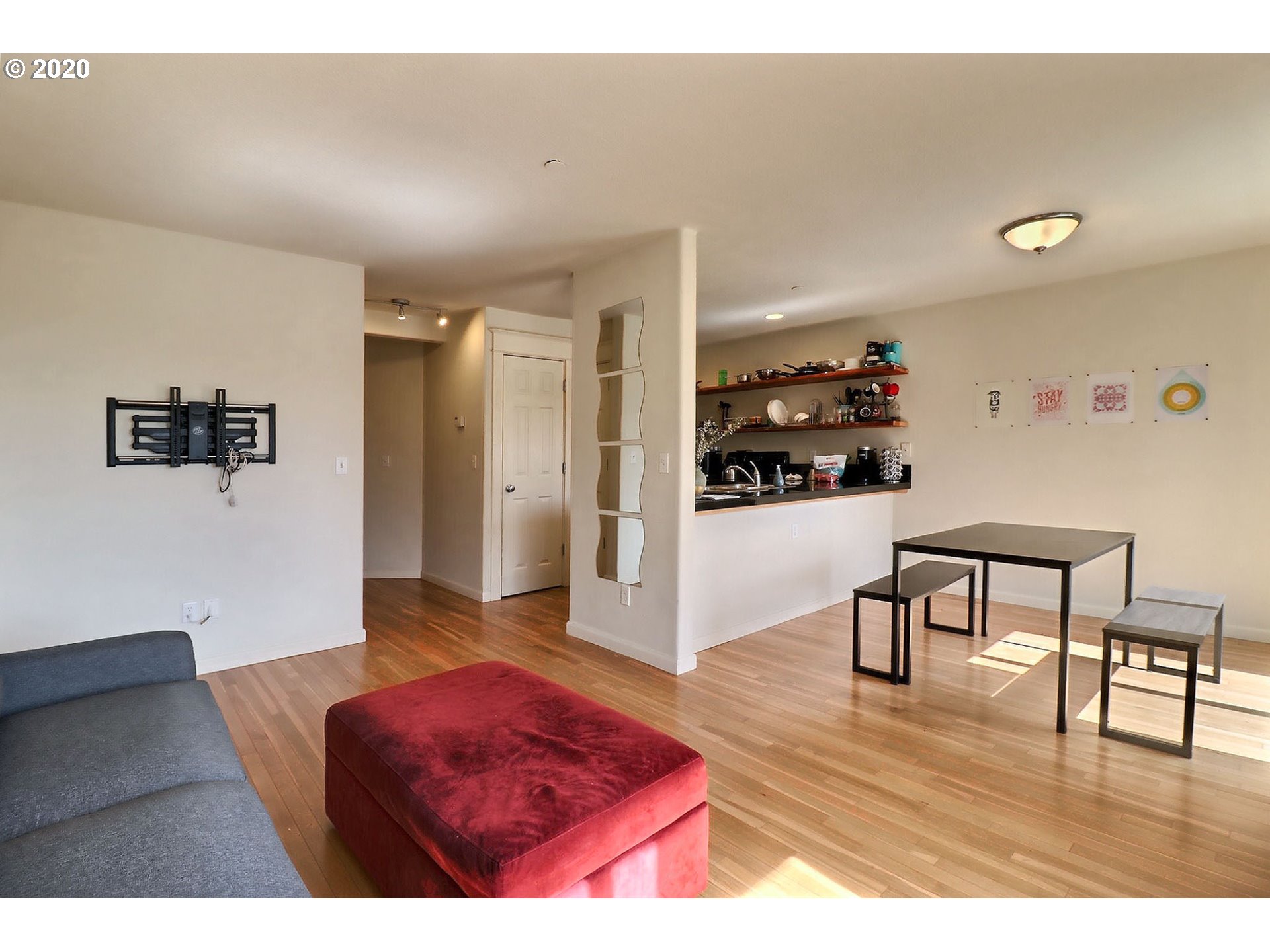 4420 South Slavin Road, Unit 3 Portland, OR 97239 - Photo 5 of 26 Living Room
