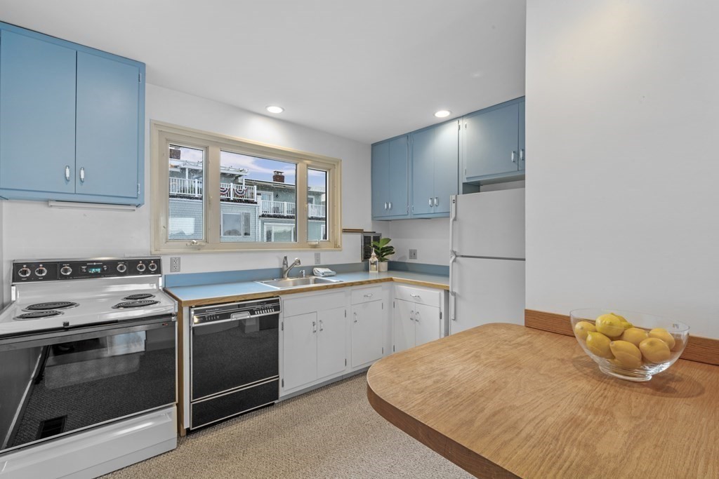 7 Mariners Lane Marblehead, MA 01945 - Photo 8 of 29 Gallery Image 8