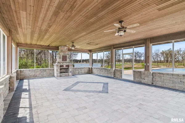 $990,000 | 2407 Eastwood Drive, Taylorville, IL 62568