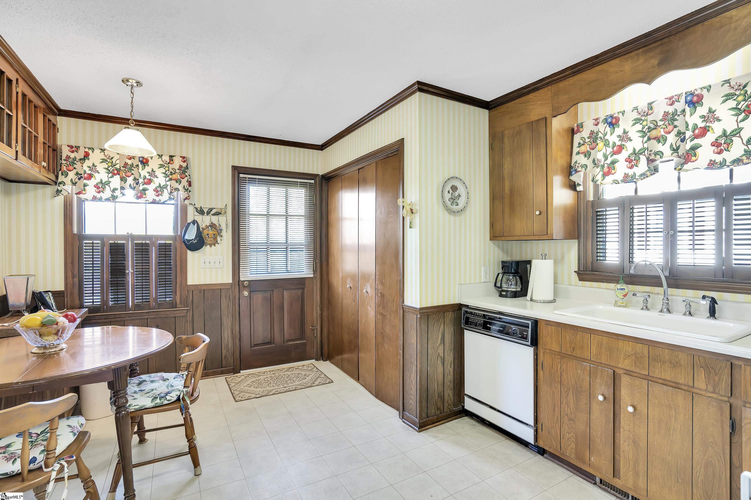 712 Parkins Mill Road Greenville, SC 29607 - Photo 8 of 20