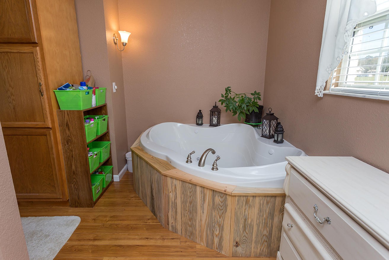 4799 Ross Road Philadelphia, TN 37846 - Photo 16 of 31 a bathroom with a sink and a bathtub