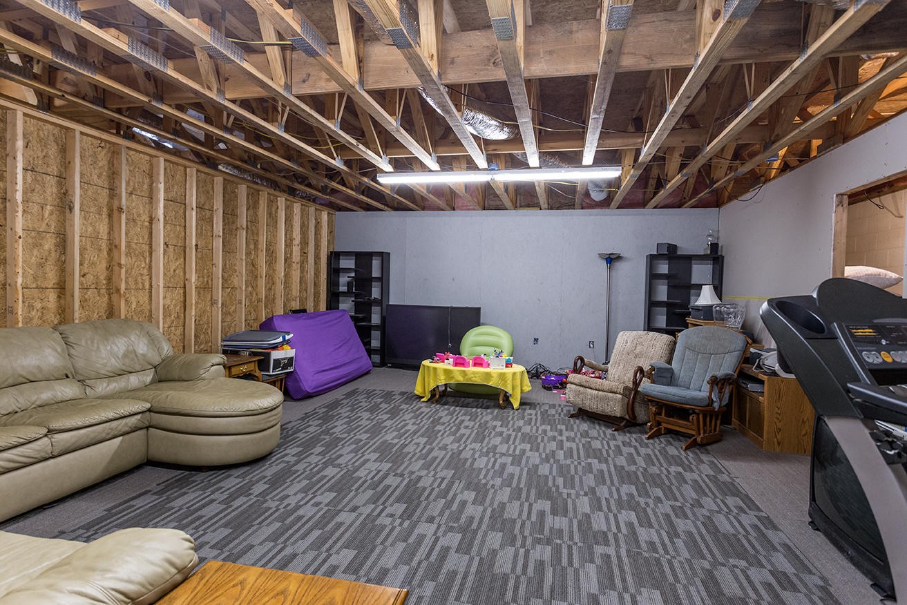 4799 Ross Road Philadelphia, TN 37846 - Photo 20 of 31 a living room with furniture and a wooden floor