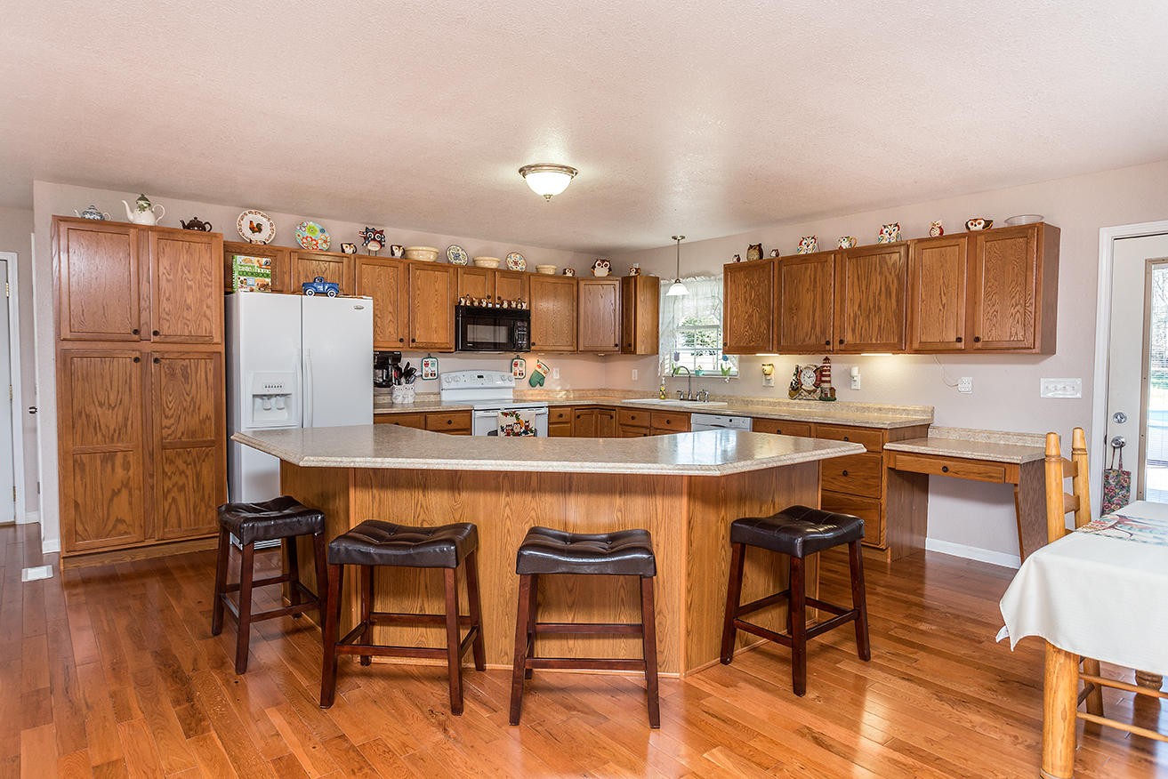 4799 Ross Road Philadelphia, TN 37846 - Photo 4 of 31 a kitchen with a table chairs refrigerator and cabinets