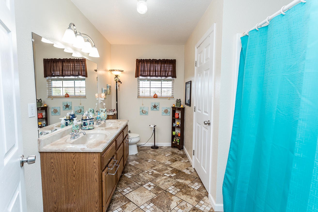 4799 Ross Road Philadelphia, TN 37846 - Photo 8 of 31 a bathroom with sink a mirror a bathtub and shower