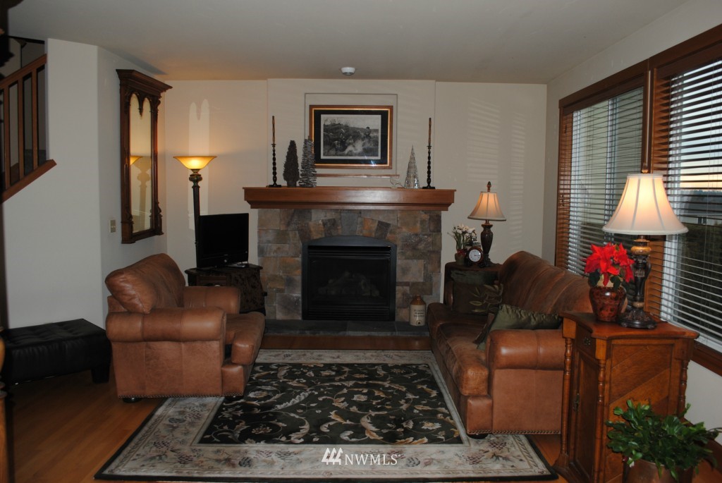 16735 166th Place Southeast Renton, WA 98058 - Photo 2 of 11 Gallery Image 2