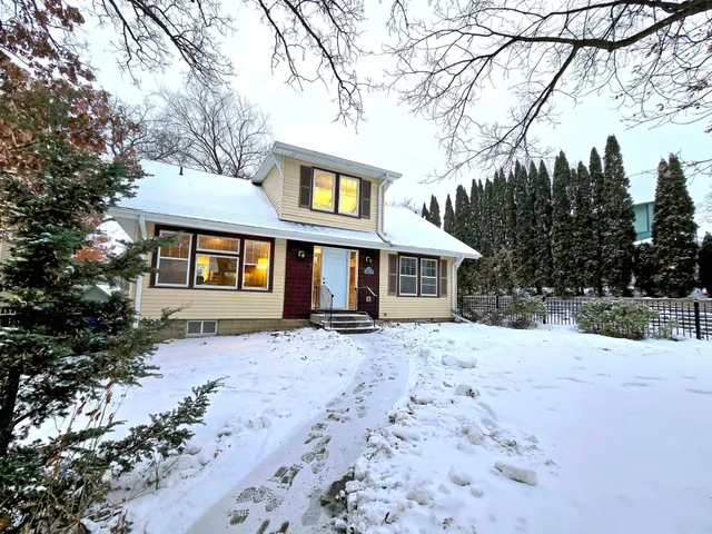 $530,000 | 2342 West Bourne Avenue, St. Paul, MN 55108
