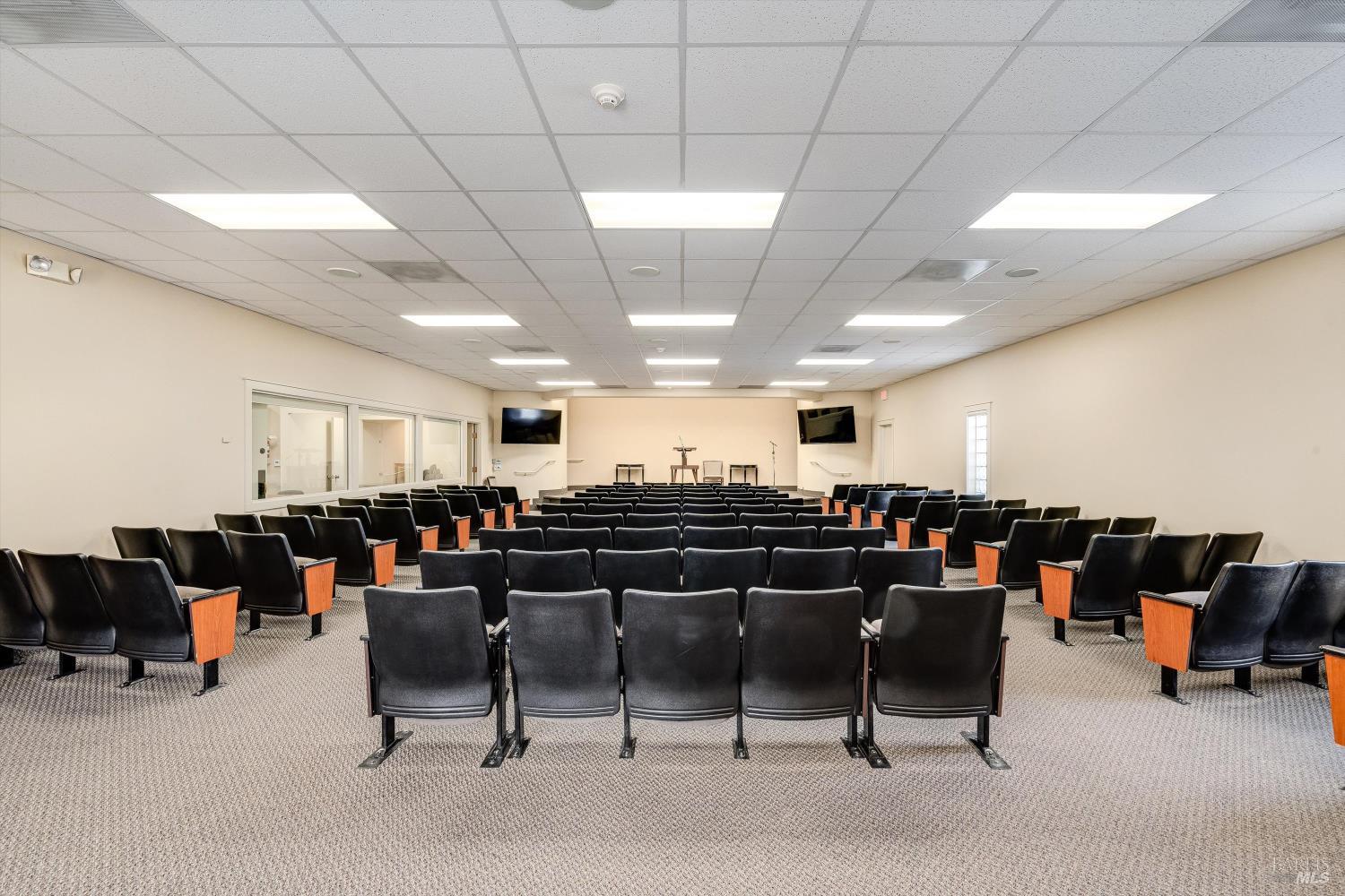 1105 University Avenue Healdsburg, CA 95448 - Photo 11 of 29 a living room with lots of chairs and couches