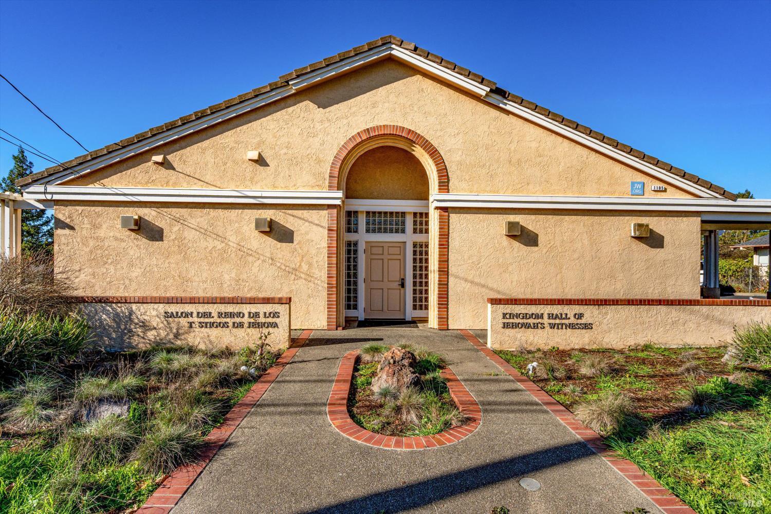 1105 University Avenue Healdsburg, CA 95448 - Photo 5 of 29 a front view of a house with garden