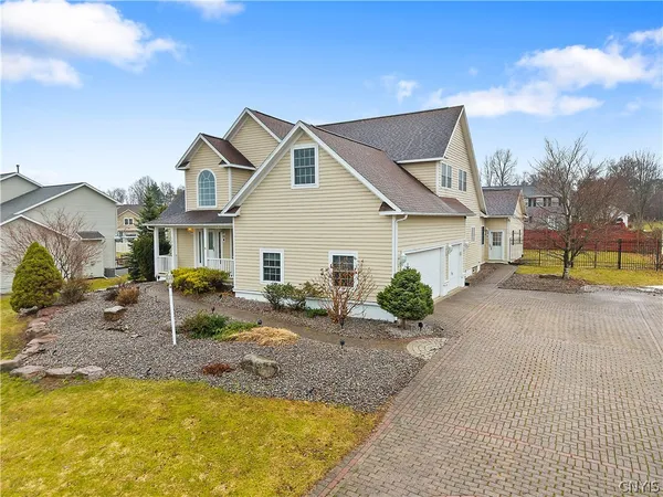$599,999 | 7541 Plum Hollow Circle, Clay, NY 13090