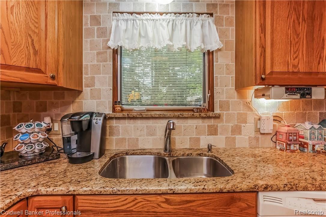 2784 Winter Park Road Rochester, MI 48309 - Photo 11 of 63 011-Granite_Counters-2888963-large.jpg