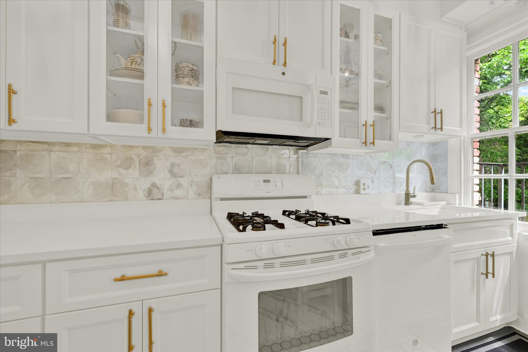 6 Upland Road, Unit Q3 Baltimore, MD 21210 - Photo 13 of 27 a white stove top oven sitting inside of a kitchen