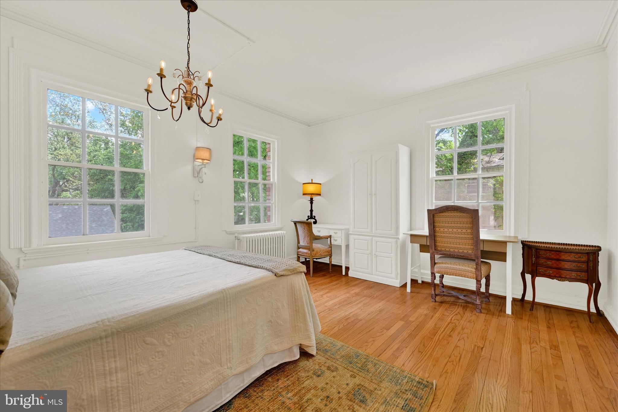 6 Upland Road, Unit Q3 Baltimore, MD 21210 - Photo 18 of 27 a spacious bedroom with a bed and a chair in it